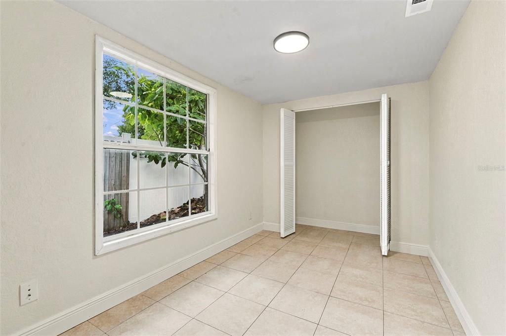 For Sale: $359,000 (3 beds, 1 baths, 1089 Square Feet)