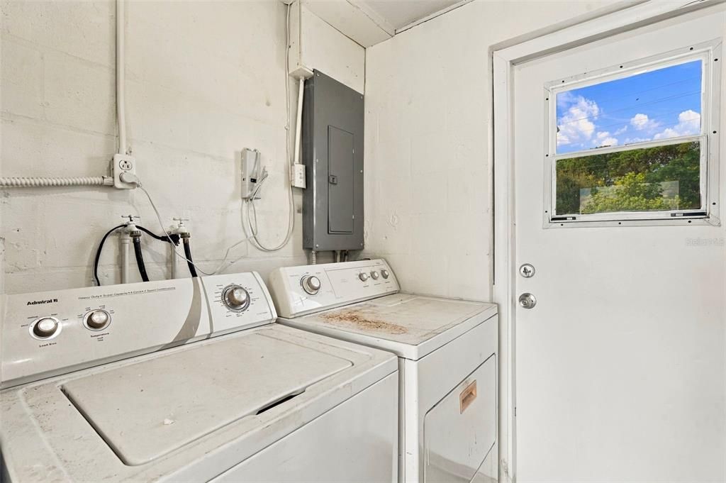 For Sale: $359,000 (3 beds, 1 baths, 1089 Square Feet)