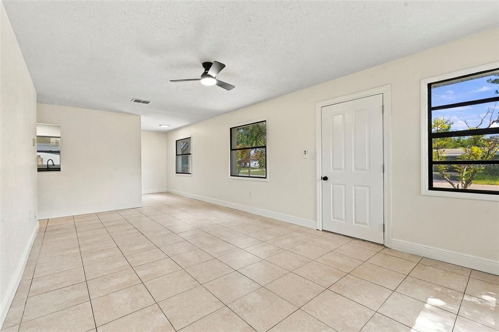 For Sale: $359,000 (3 beds, 1 baths, 1089 Square Feet)