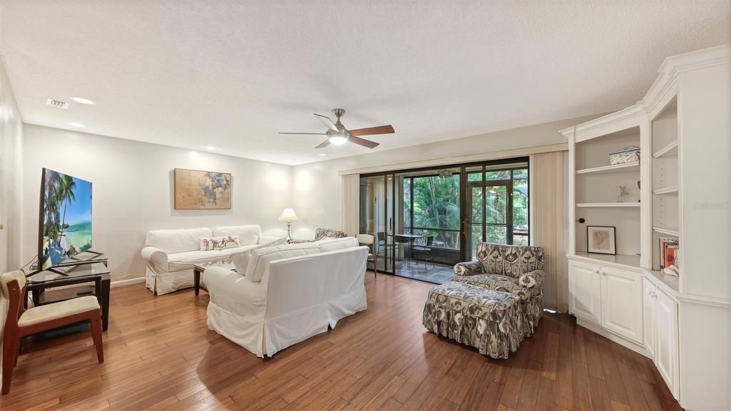 For Sale: $340,000 (2 beds, 2 baths, 1112 Square Feet)