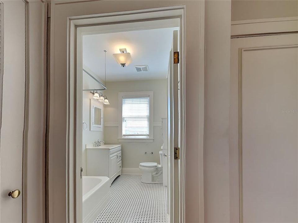 For Rent: $3,450 (1 beds, 1 baths, 1175 Square Feet)
