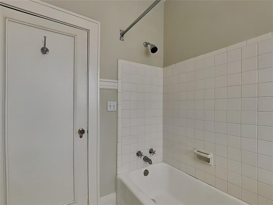 For Rent: $3,450 (1 beds, 1 baths, 1175 Square Feet)