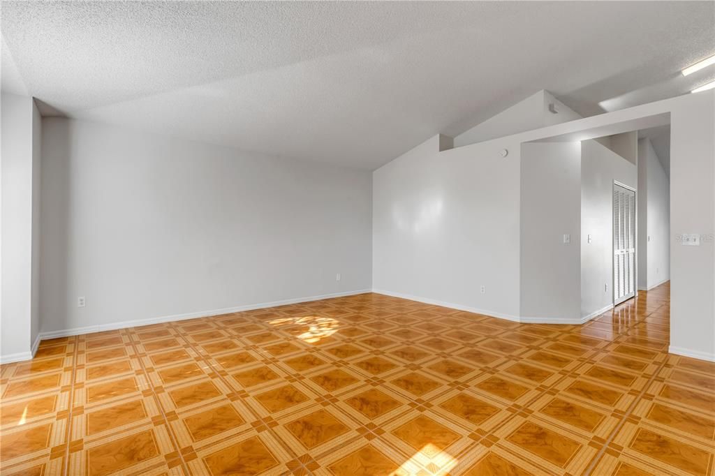For Sale: $335,000 (3 beds, 2 baths, 1387 Square Feet)
