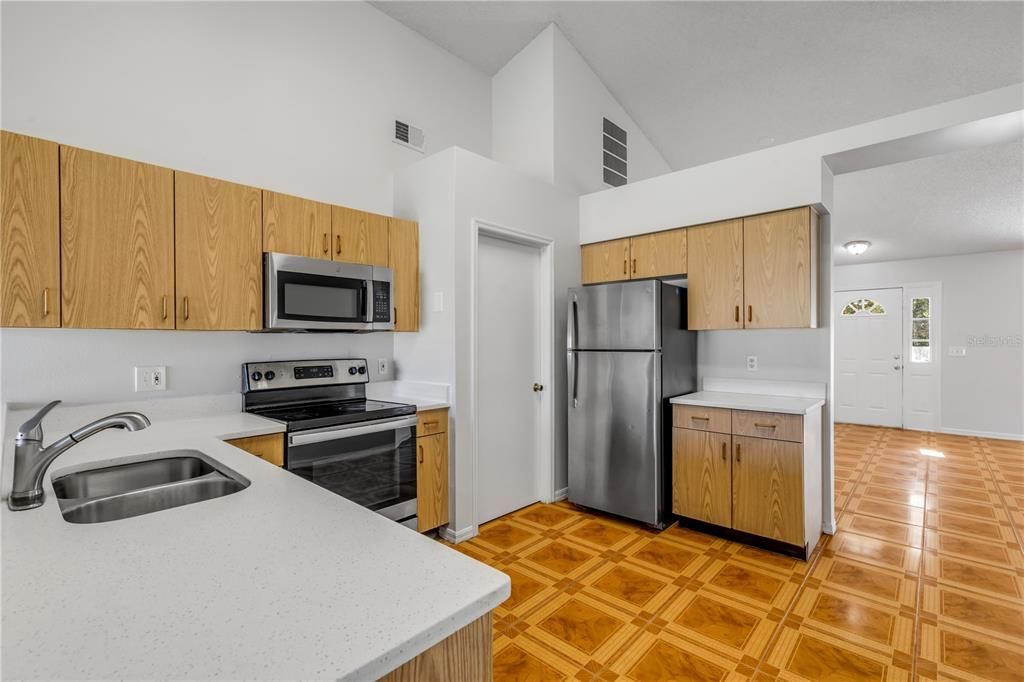 For Sale: $335,000 (3 beds, 2 baths, 1387 Square Feet)