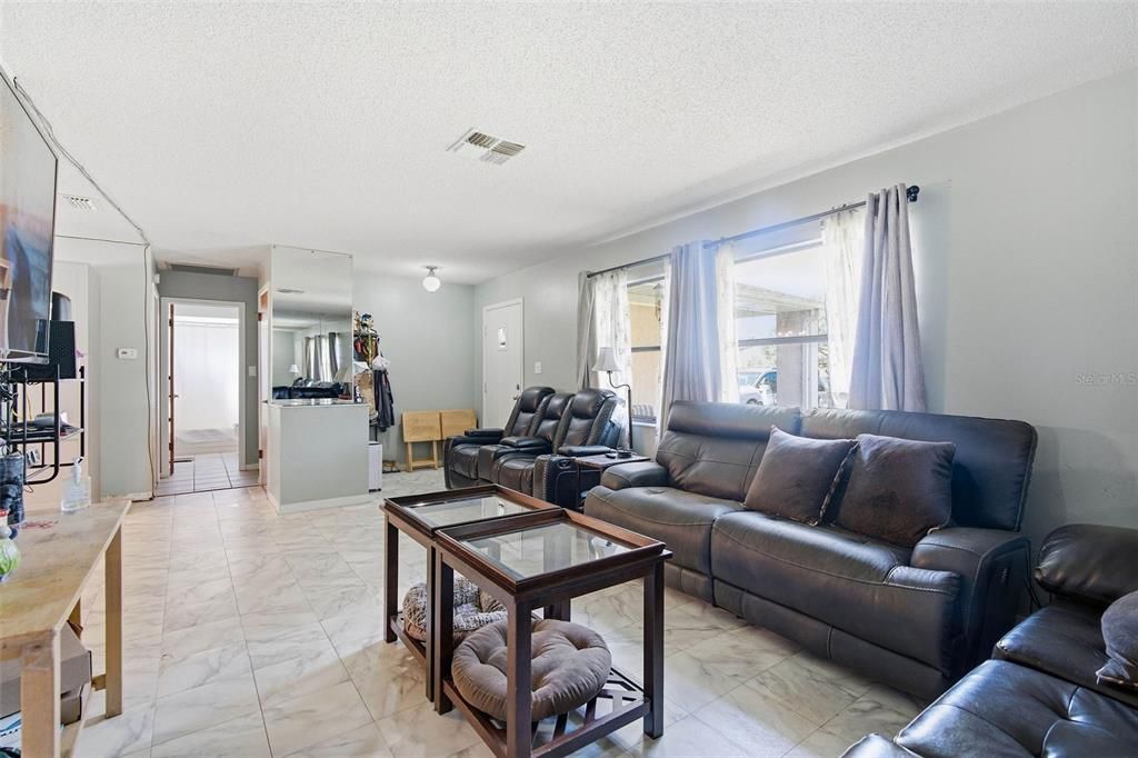 En Venta: $299,900 (2 camas, 2 baños, 1102 Pies cuadrados)
