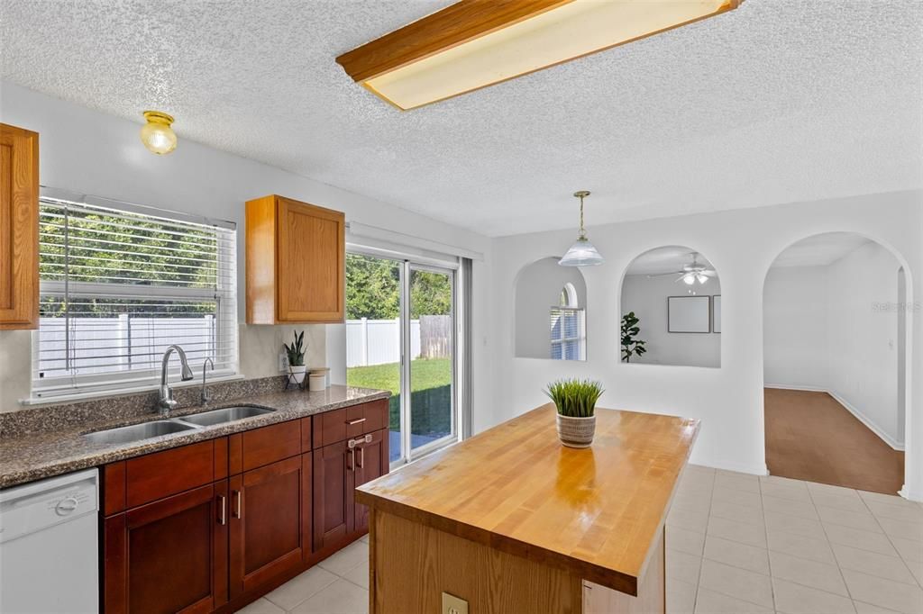 En Venta: $379,500 (4 camas, 2 baños, 2142 Pies cuadrados)