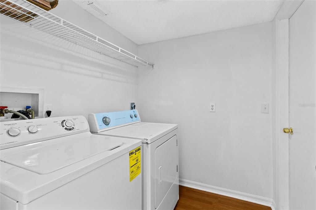 En Venta: $379,500 (4 camas, 2 baños, 2142 Pies cuadrados)