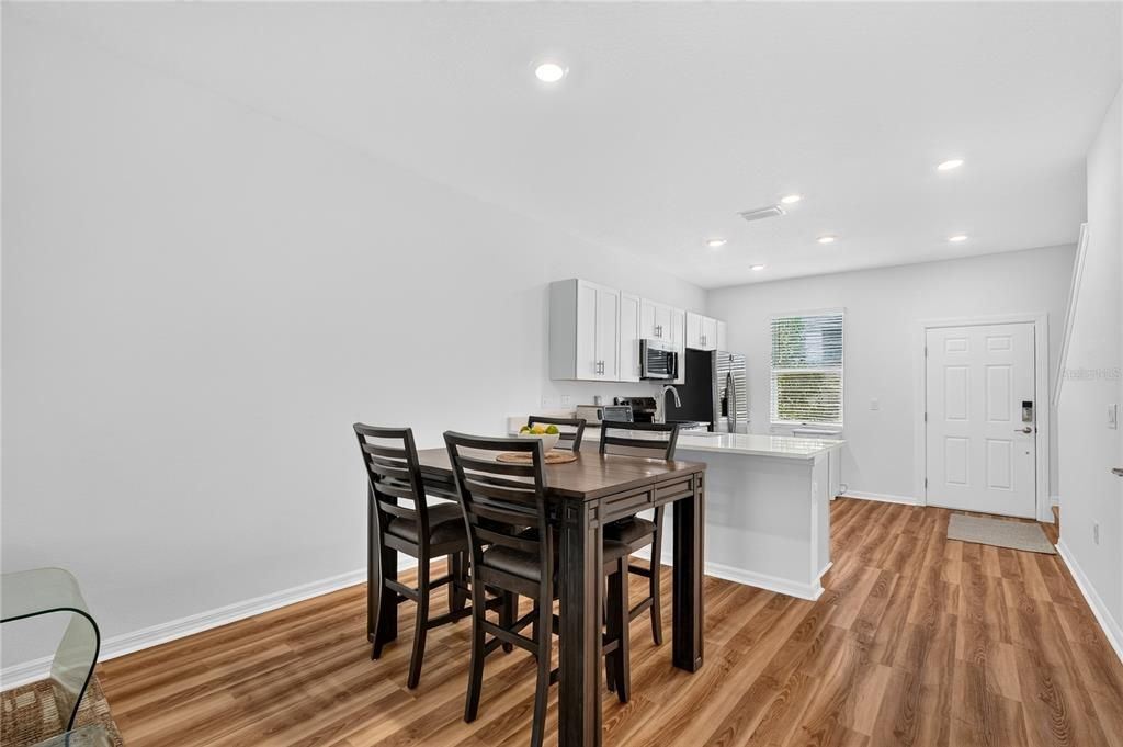 For Sale: $273,900 (2 beds, 2 baths, 1178 Square Feet)