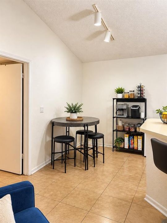 For Rent: $1,700 (2 beds, 2 baths, 1101 Square Feet)