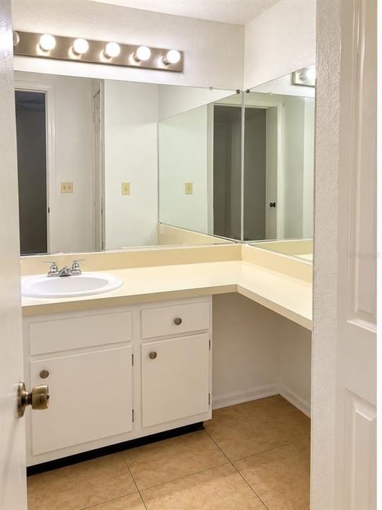 For Rent: $1,700 (2 beds, 2 baths, 1101 Square Feet)