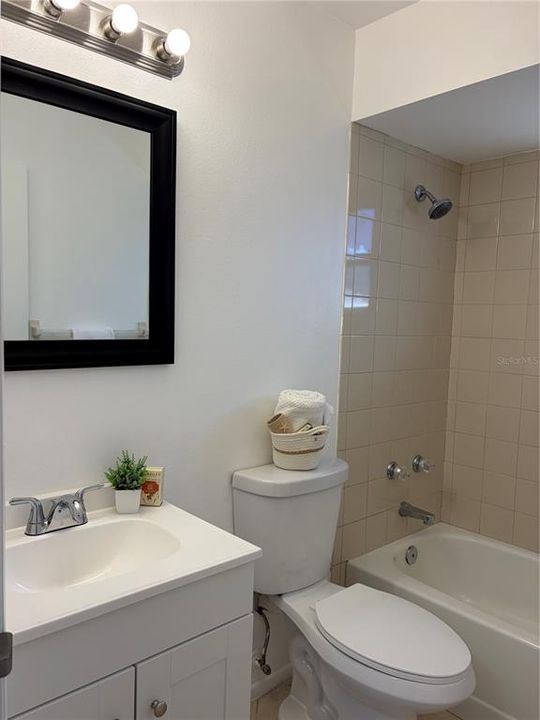 For Rent: $1,900 (3 beds, 2 baths, 1034 Square Feet)