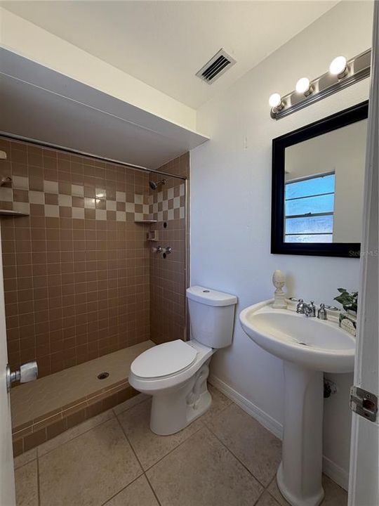 For Rent: $1,900 (3 beds, 2 baths, 1034 Square Feet)