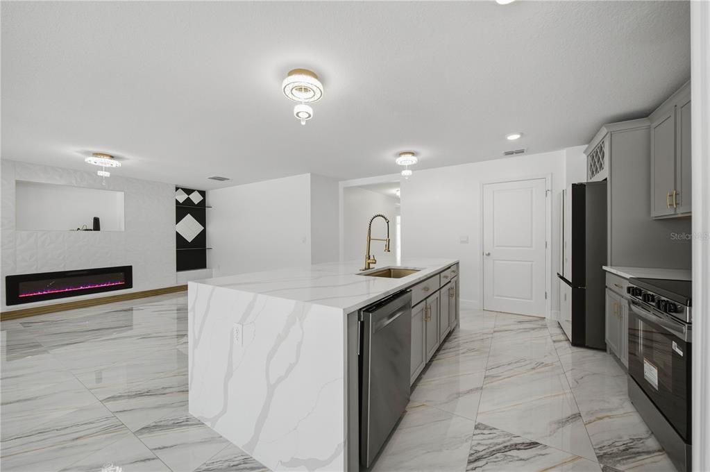 На продажу: $384,900 (3 спален, 2 ванн, 1670 Квадратных фут)