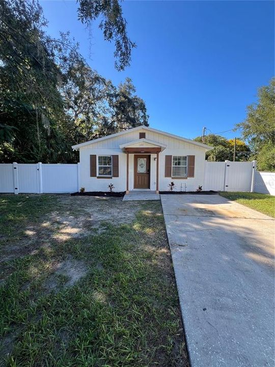 For Sale: $379,999 (3 beds, 1 baths, 1225 Square Feet)