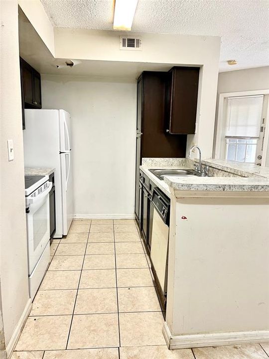 For Rent: $1,350 (1 beds, 1 baths, 744 Square Feet)