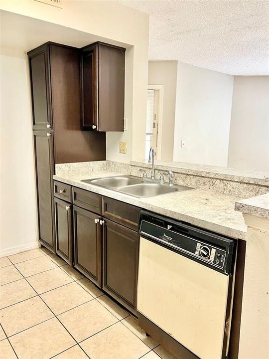 For Rent: $1,350 (1 beds, 1 baths, 744 Square Feet)