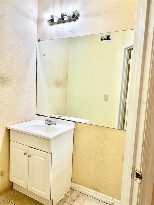 For Rent: $1,350 (1 beds, 1 baths, 744 Square Feet)