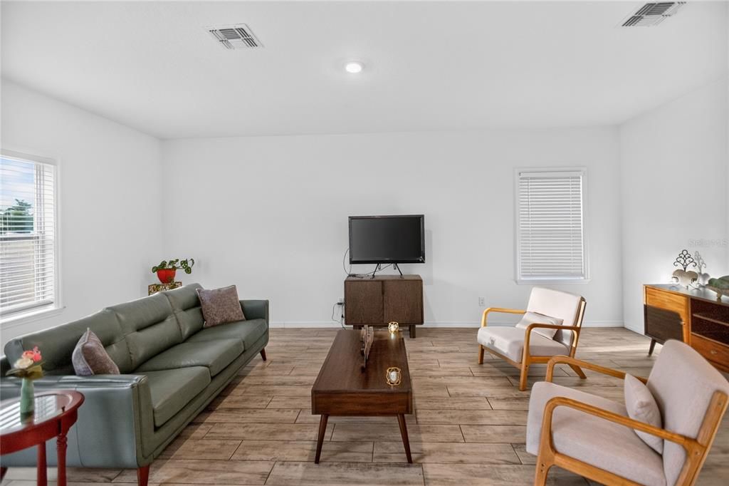 For Sale: $335,000 (4 beds, 2 baths, 1890 Square Feet)