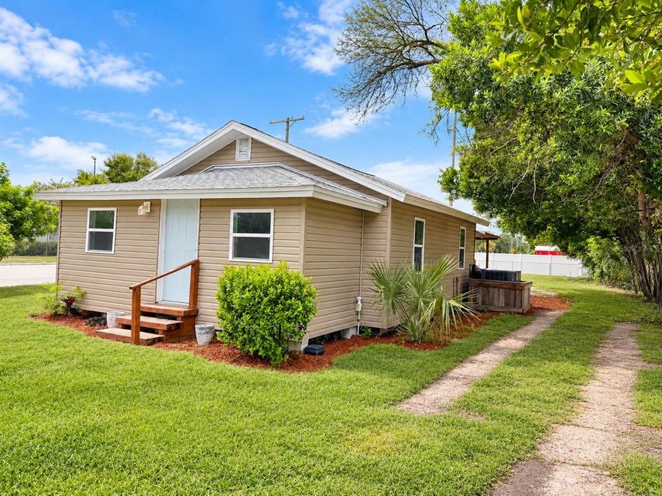 For Sale: $184,900 (2 beds, 1 baths, 752 Square Feet)