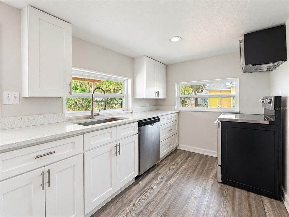 For Sale: $184,900 (2 beds, 1 baths, 752 Square Feet)