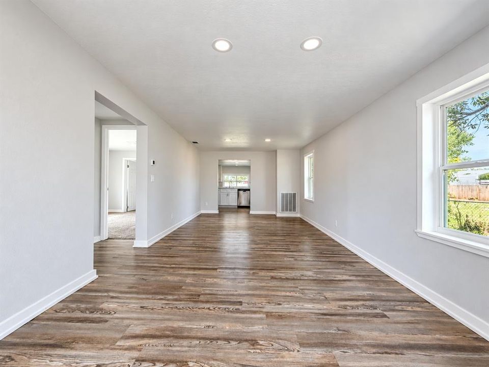 For Sale: $184,900 (2 beds, 1 baths, 752 Square Feet)
