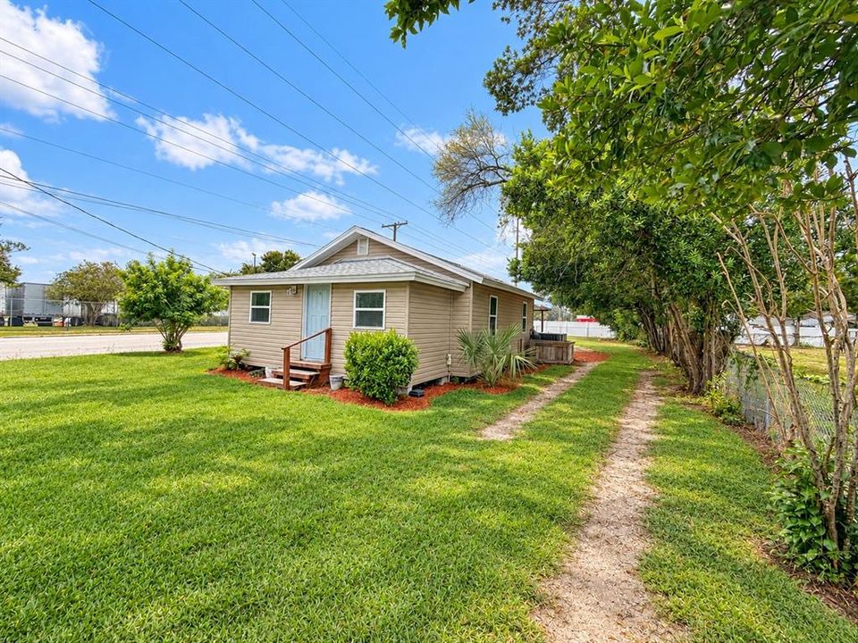 For Sale: $184,900 (2 beds, 1 baths, 752 Square Feet)