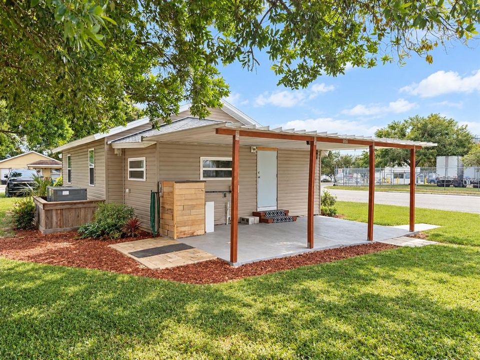 For Sale: $184,900 (2 beds, 1 baths, 752 Square Feet)
