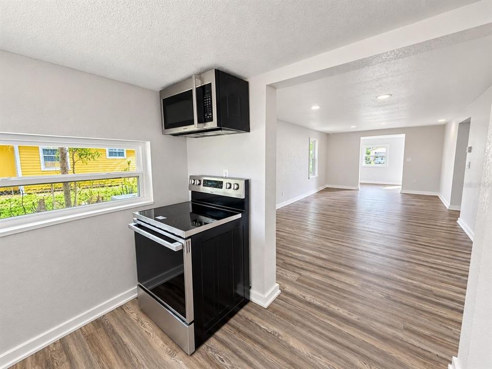 For Sale: $184,900 (2 beds, 1 baths, 752 Square Feet)