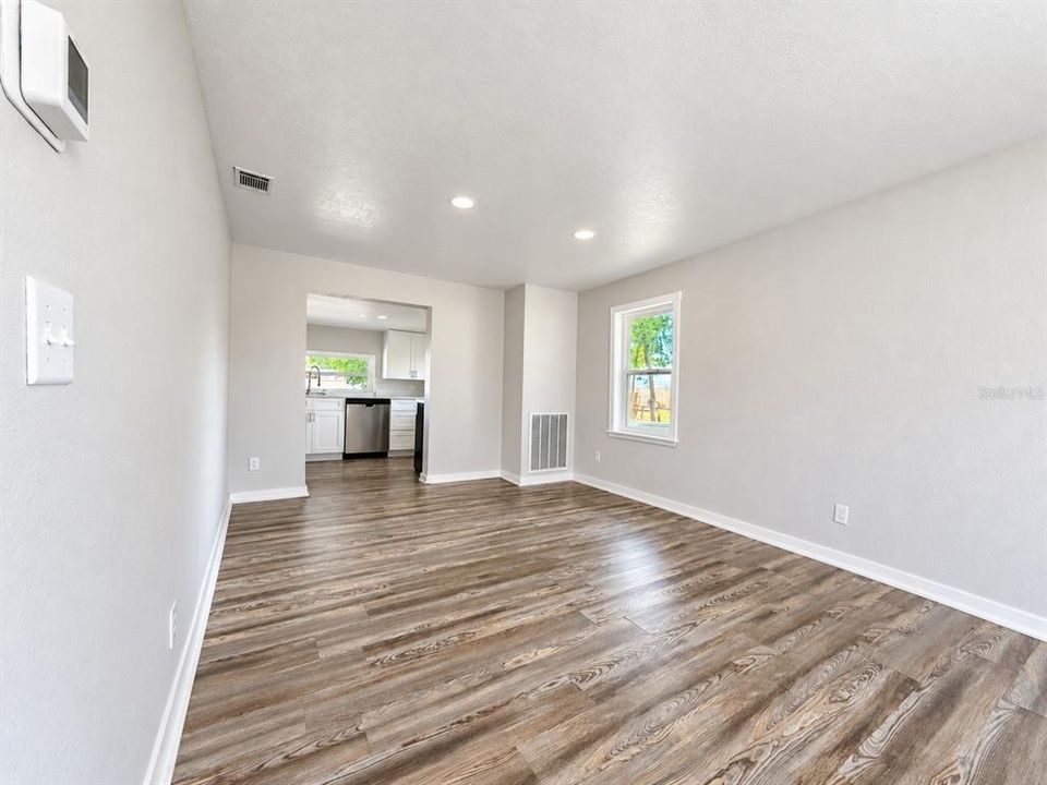 For Sale: $184,900 (2 beds, 1 baths, 752 Square Feet)