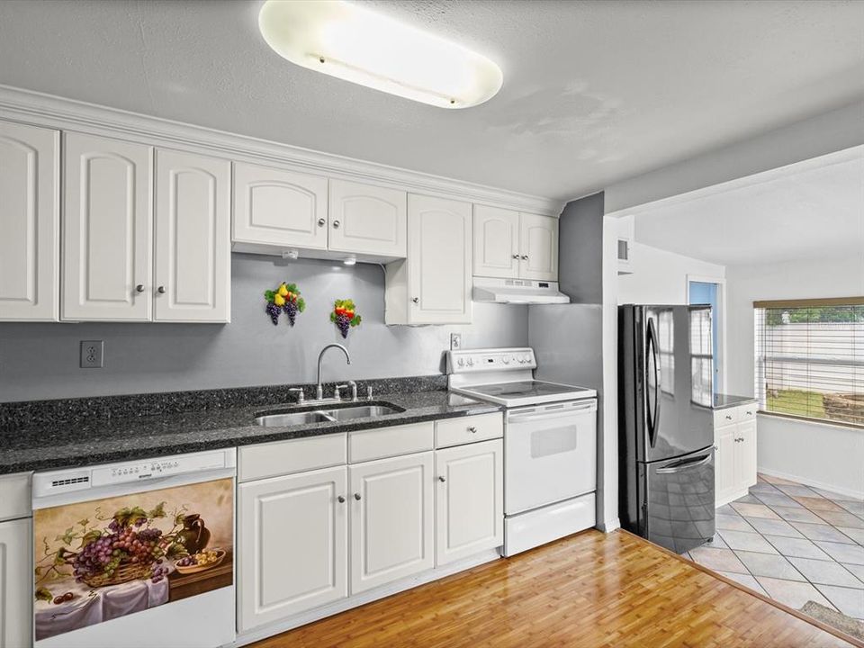 For Sale: $345,000 (2 beds, 2 baths, 1158 Square Feet)