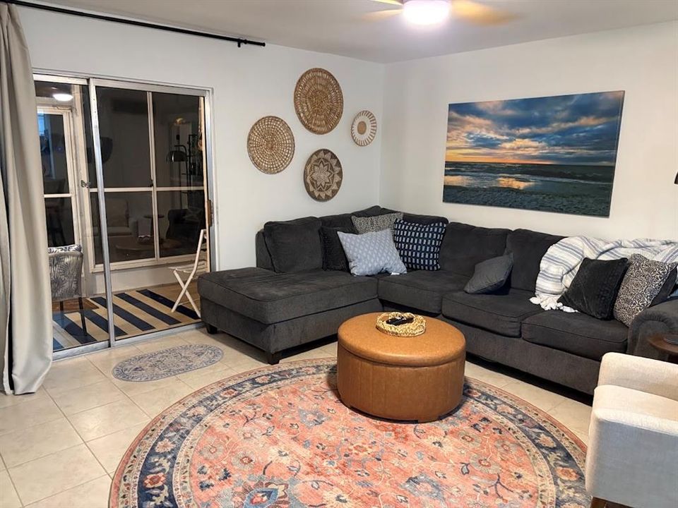 For Rent: $2,900 (1 beds, 1 baths, 745 Square Feet)