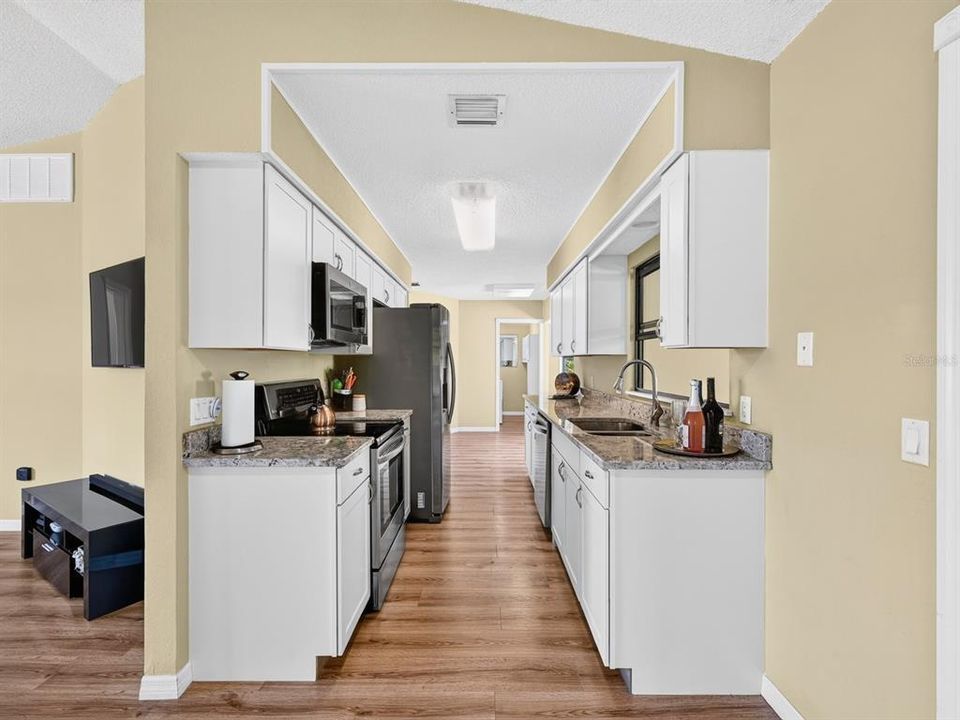 For Sale: $400,000 (2 beds, 3 baths, 1319 Square Feet)