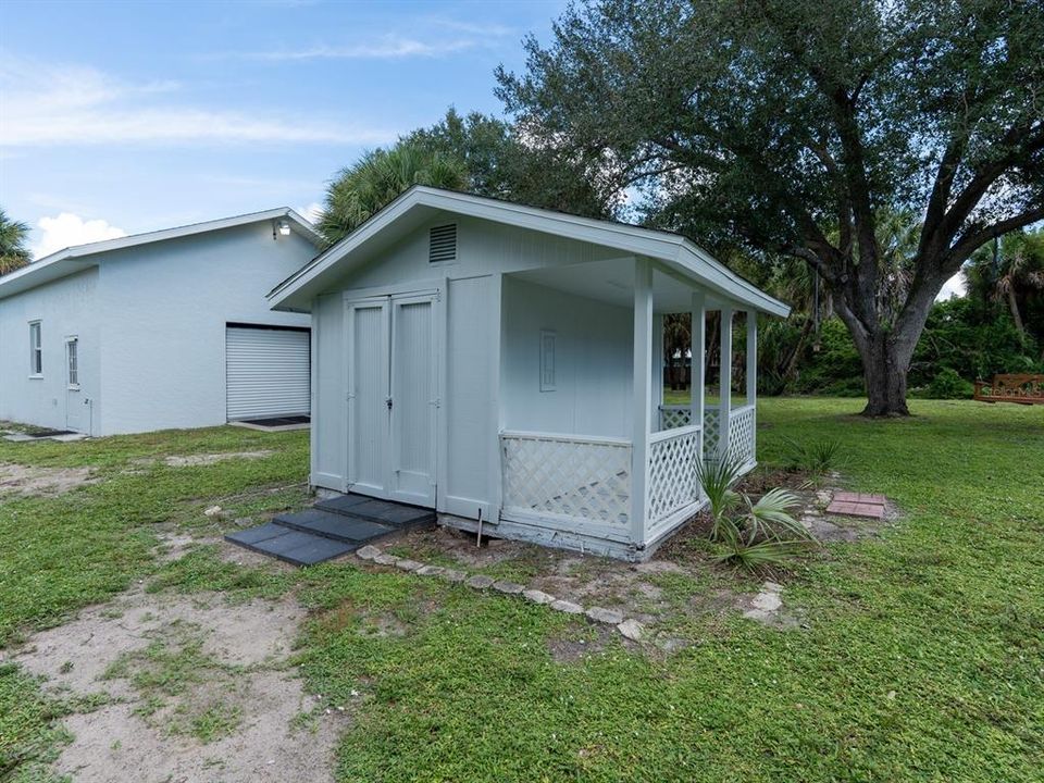 For Sale: $400,000 (2 beds, 3 baths, 1319 Square Feet)