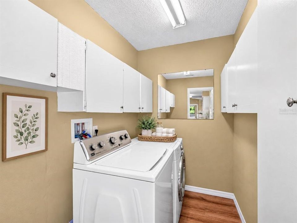 For Sale: $400,000 (2 beds, 3 baths, 1319 Square Feet)