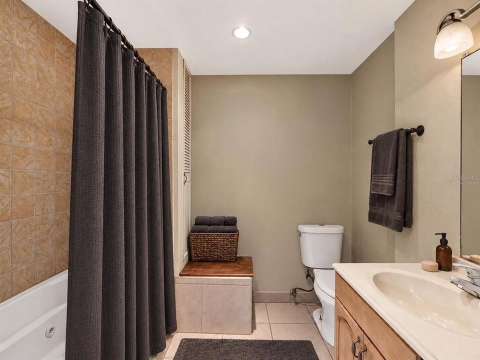 For Sale: $400,000 (2 beds, 3 baths, 1319 Square Feet)