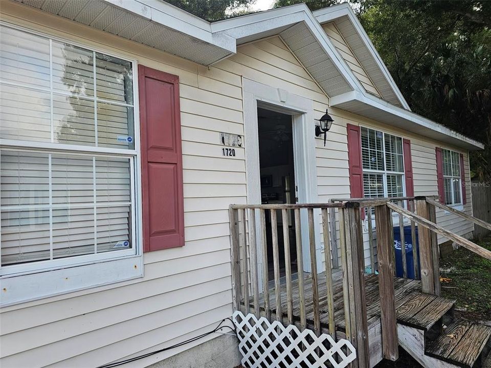 For Rent: $1,900 (3 beds, 2 baths, 1056 Square Feet)