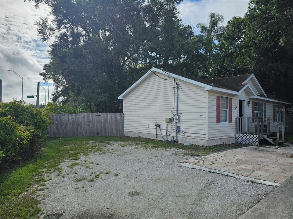 For Rent: $1,900 (3 beds, 2 baths, 1056 Square Feet)