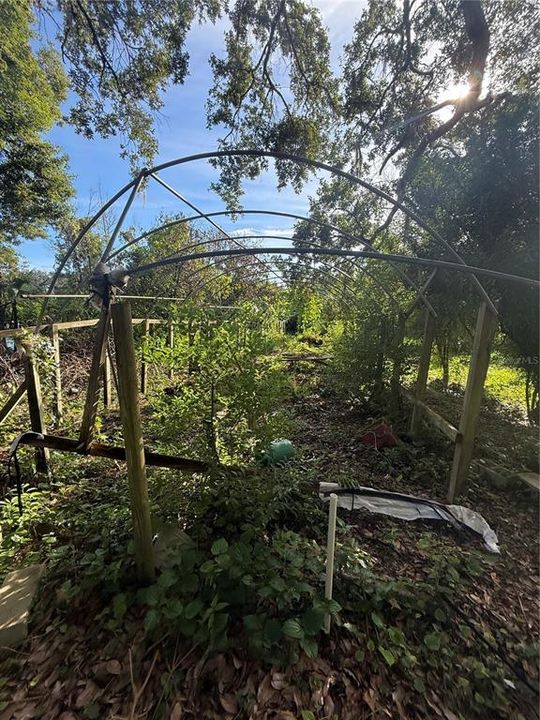 На продажу: $305,000 (0.76 acres)