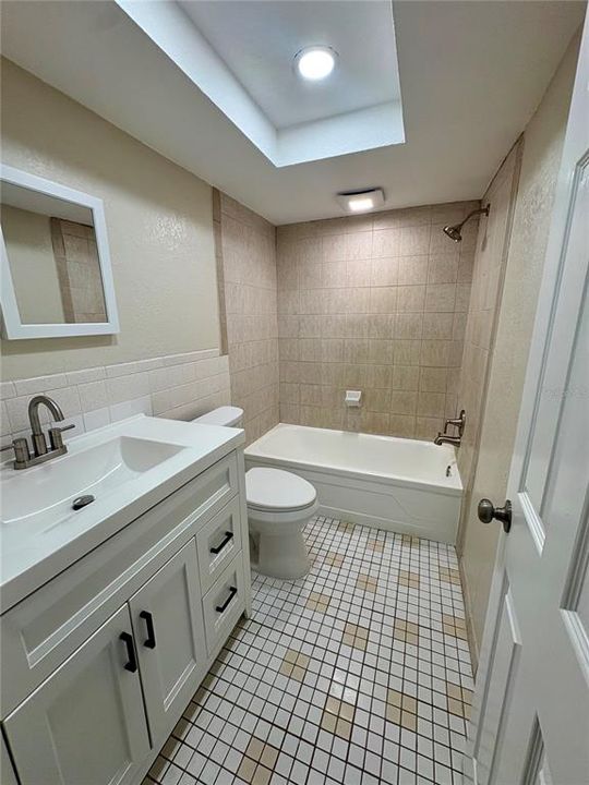 Activo con contrato: $1,695 (3 camas, 1 baños, 1077 Pies cuadrados)
