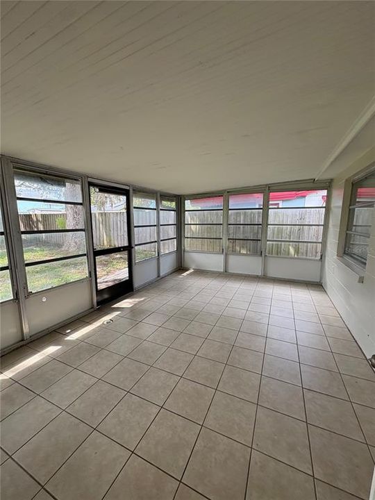 Activo con contrato: $1,695 (3 camas, 1 baños, 1077 Pies cuadrados)