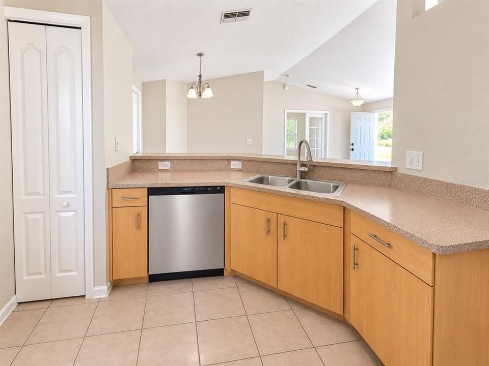 For Rent: $1,999 (3 beds, 2 baths, 1562 Square Feet)