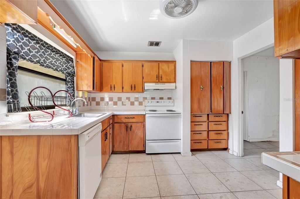 For Sale: $450,000 (2 beds, 2 baths, 1406 Square Feet)