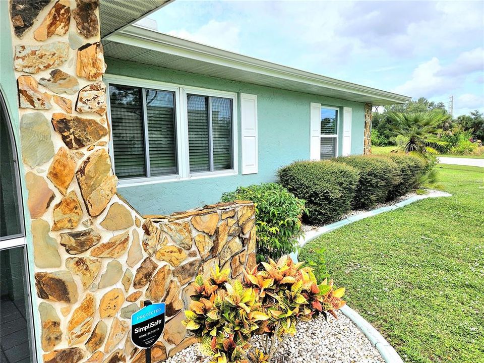 For Sale: $282,000 (2 beds, 2 baths, 1142 Square Feet)