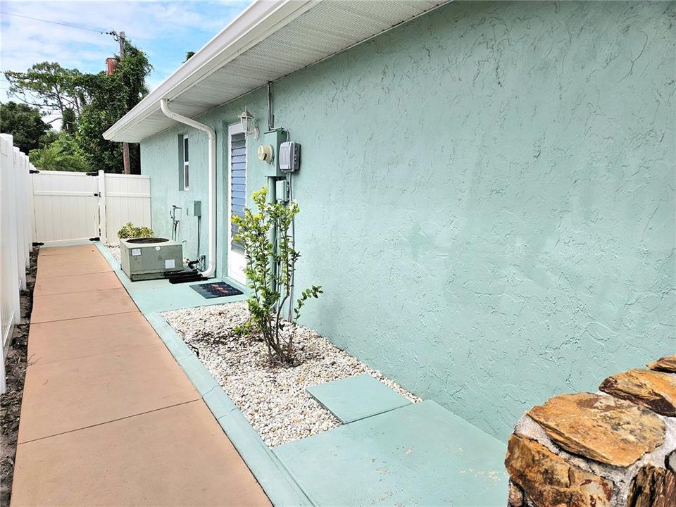 For Sale: $282,000 (2 beds, 2 baths, 1142 Square Feet)