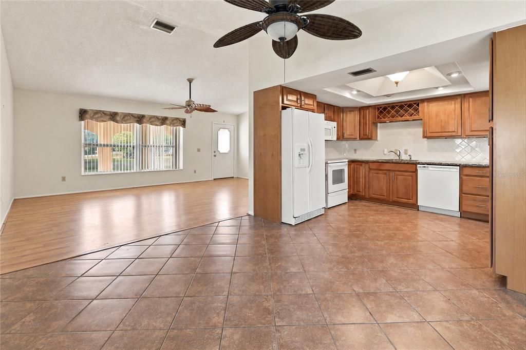 For Sale: $239,900 (2 beds, 2 baths, 1176 Square Feet)