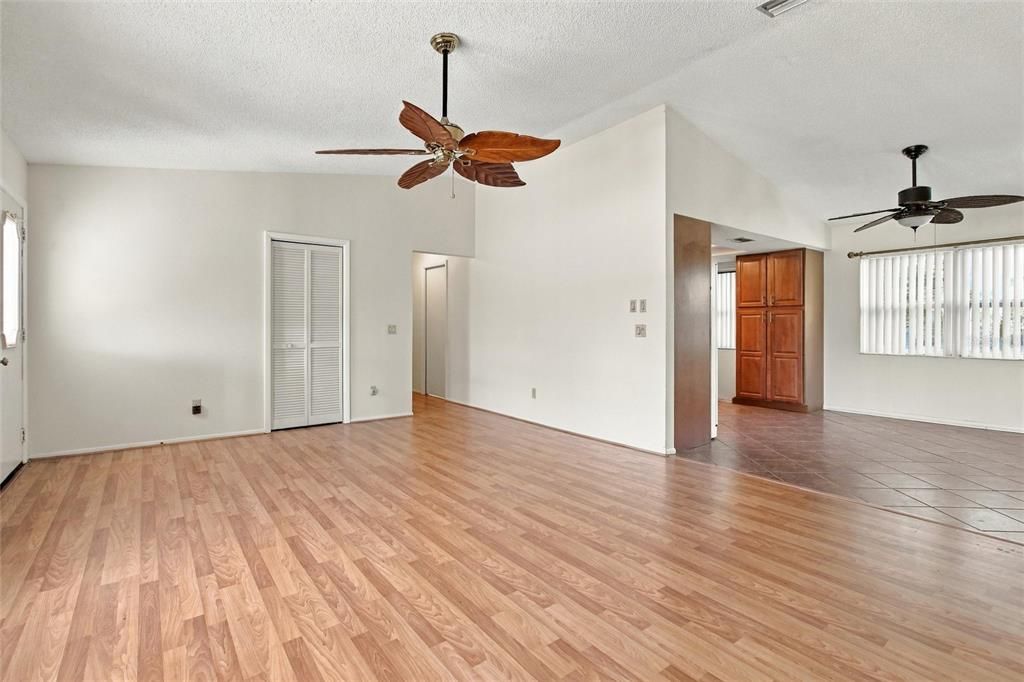 For Sale: $239,900 (2 beds, 2 baths, 1176 Square Feet)