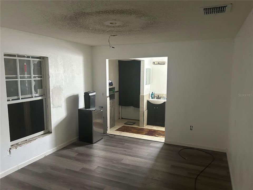 For Sale: $269,900 (5 beds, 3 baths, 1966 Square Feet)