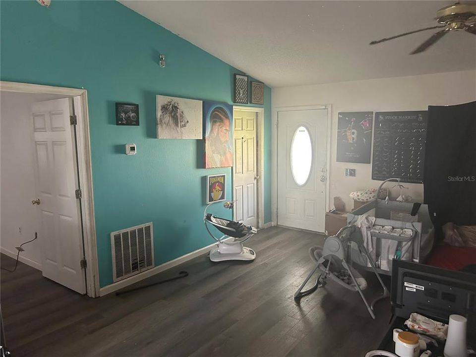 For Sale: $269,900 (5 beds, 3 baths, 1966 Square Feet)