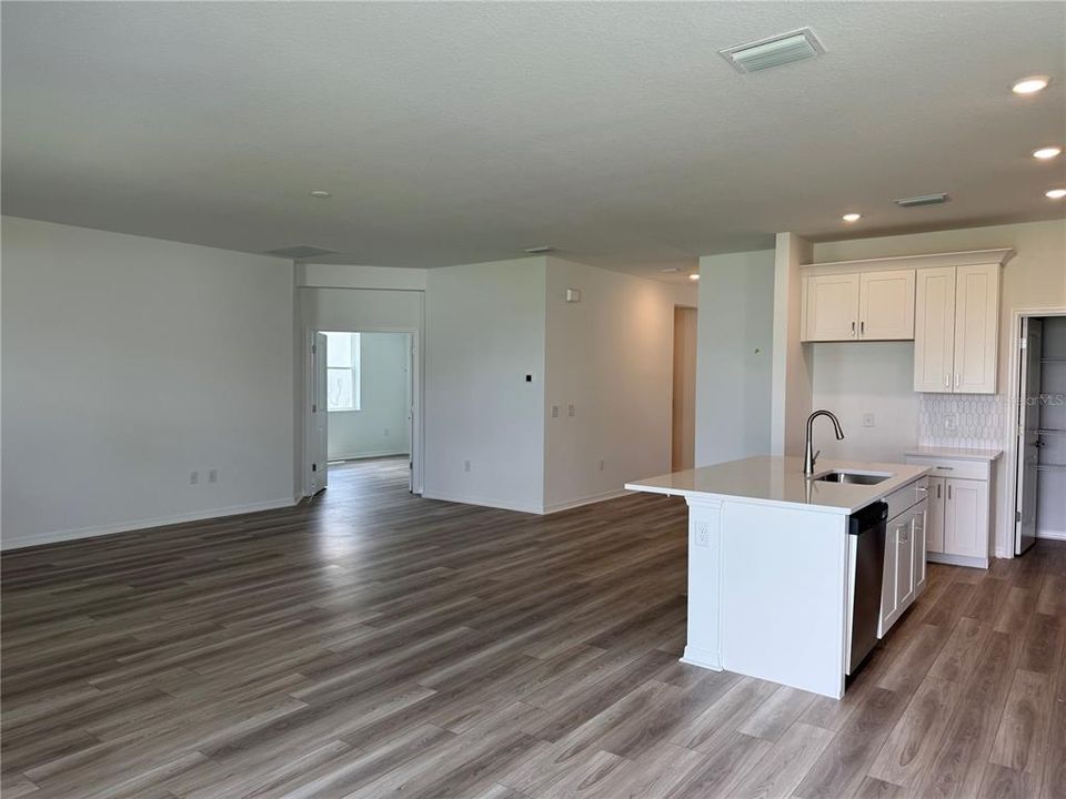For Sale: $469,999 (4 beds, 3 baths, 2628 Square Feet)