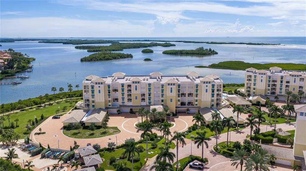 For Sale: $3,150,000 (3 beds, 3 baths, 2721 Square Feet)